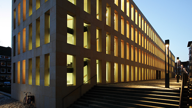 Das Gebäude bei Nacht.